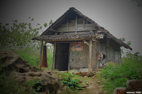 Renovasi gubuk Blitarian